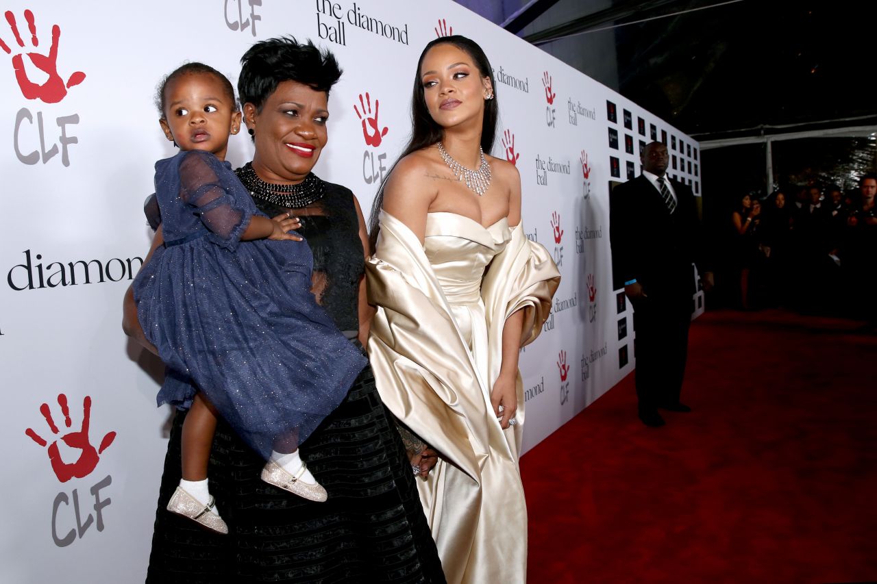 En Images Rihanna Invite Sa Famille Sur Le Tapis Rouge Du Diamond Ball Le Parisien