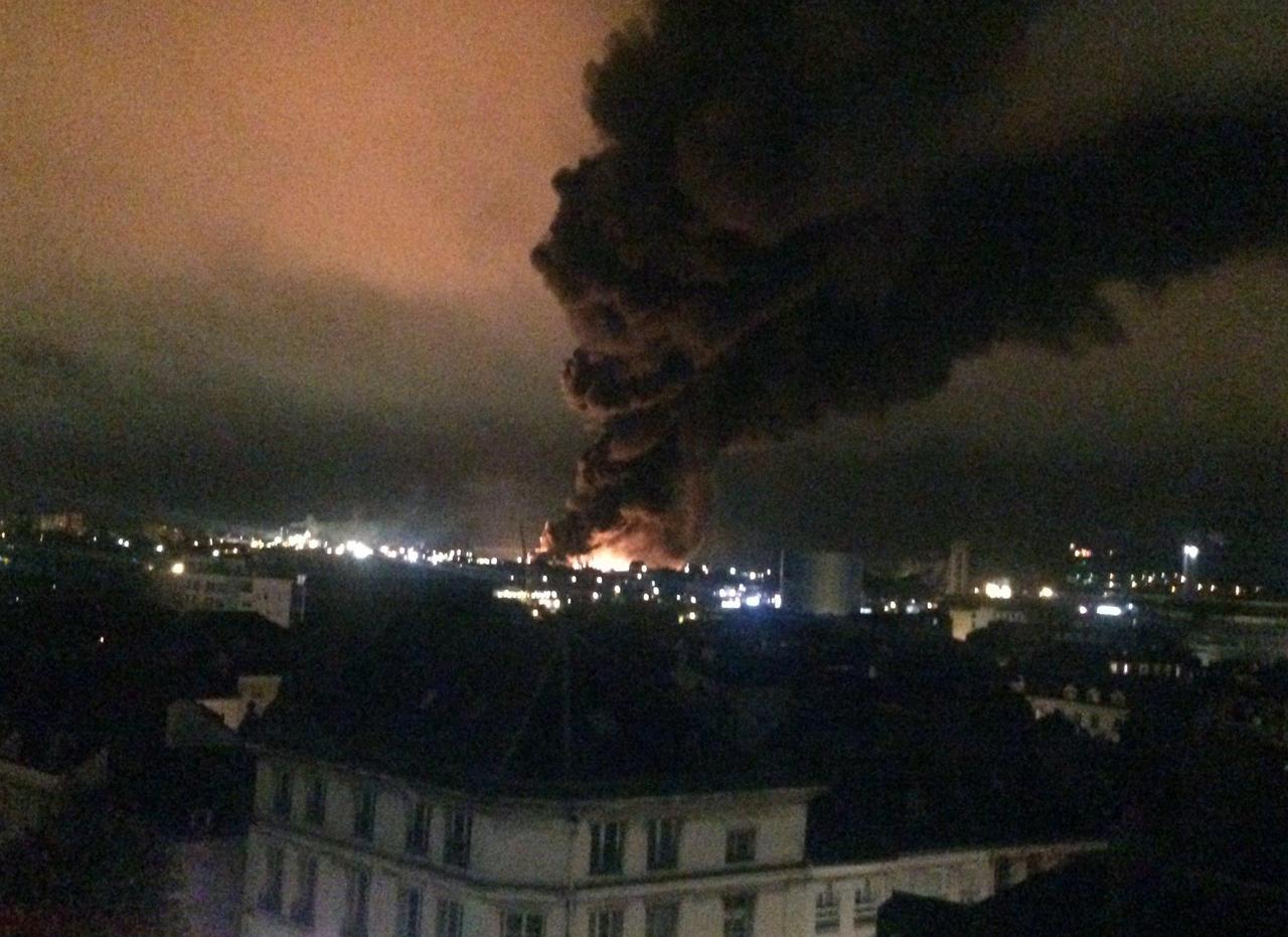 10 Photos De L Incendie Qui Ravage L Usine Lubrizol A Rouen Le Parisien 10 Photos De L Incendie Qui Ravage L Usine Lubrizol A Rouen Le Parisien