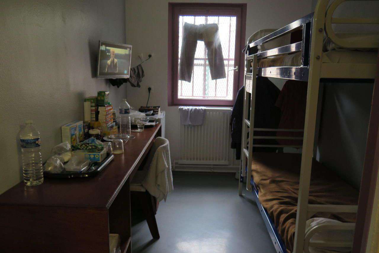 Cellule ouverte contre comportement citoyen à la prison de Villepinte