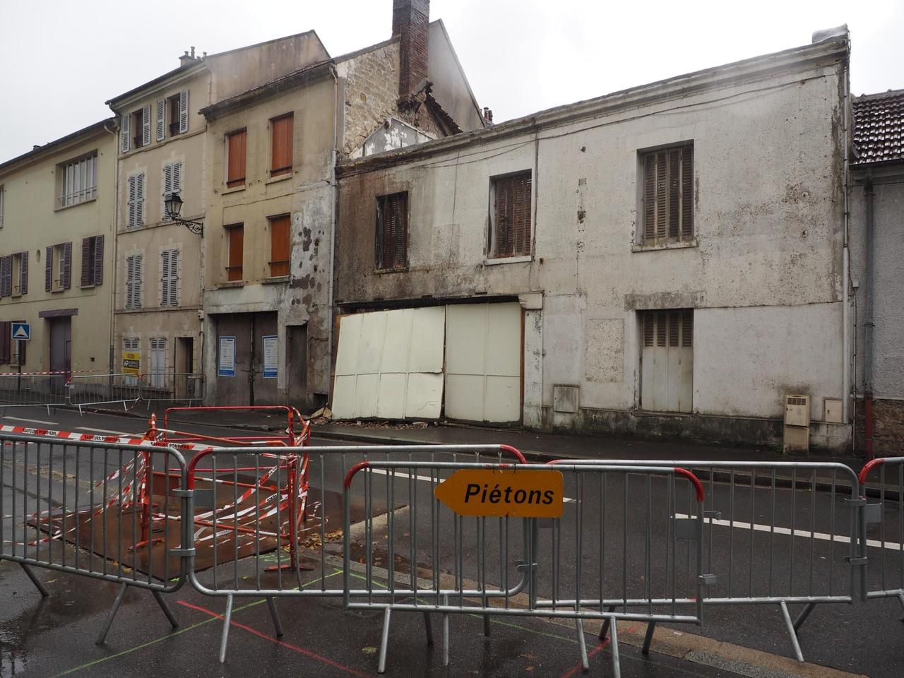 Pontoise : un effondrement dans l’ancien garage fait fermer la rue de Rouen - Le Parisien