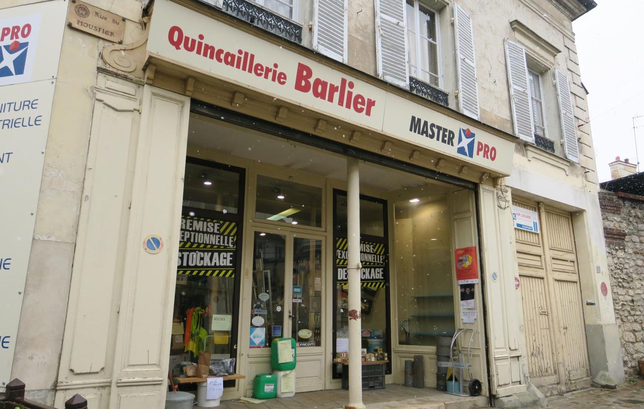 Lieu De Tournage La 7ème Compagnie Au Clair De Lune Brie-Comte-Robert : le stock de la quincaillerie de la 7e Compagnie vendu  aux enchères - Le Parisien