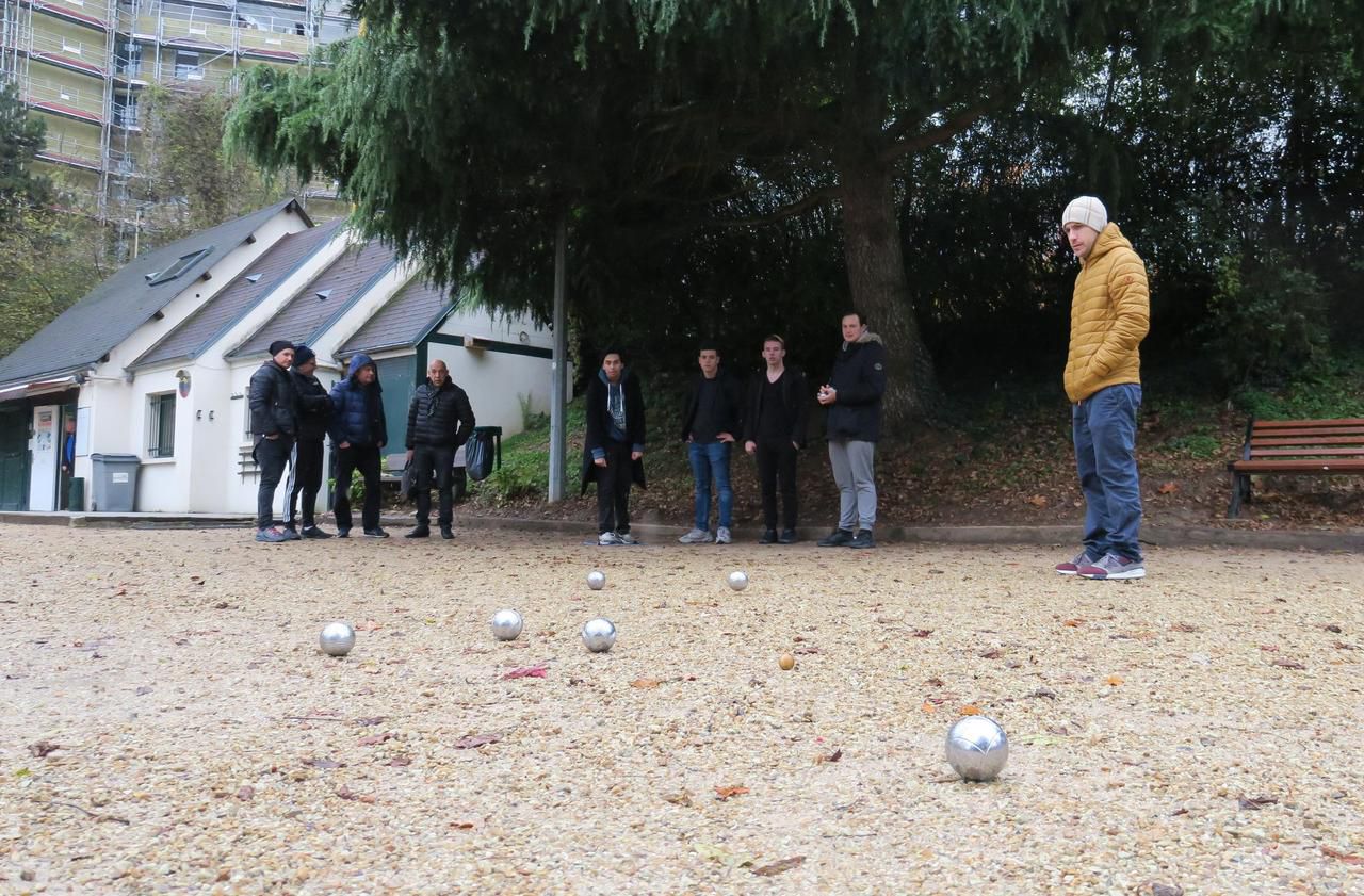 Meudon : la pétanque à la conquête des ados - Le Parisien