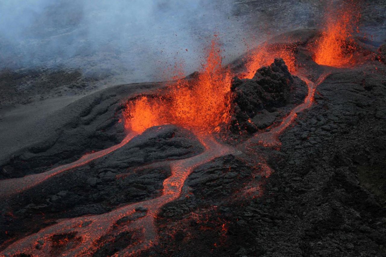 La Réunion Le Piton de la Fournaise en éruption Le Parisien