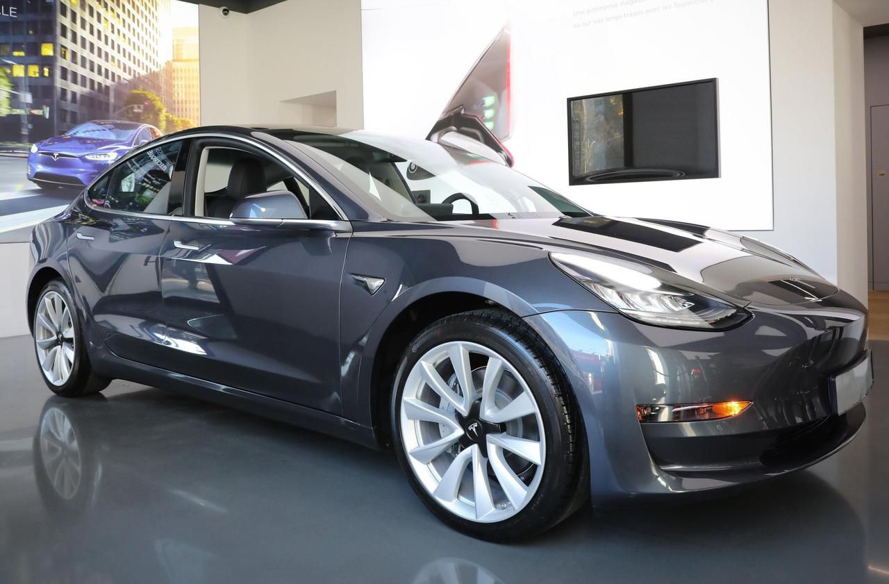 Tesla une première Model 3 dans une concession parisienne Le Parisien