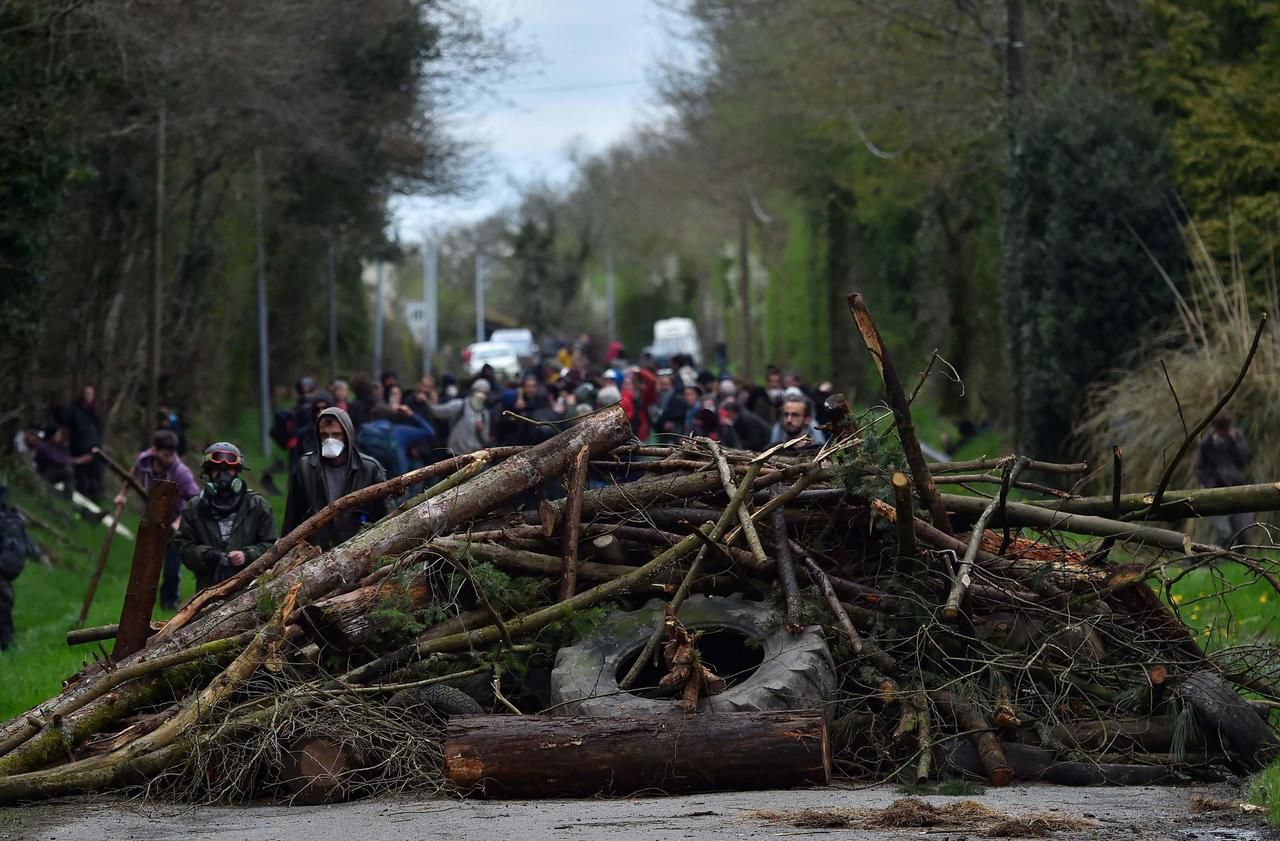 NotreDamedesLandes dix gendarmes blessés au quatrième jour d