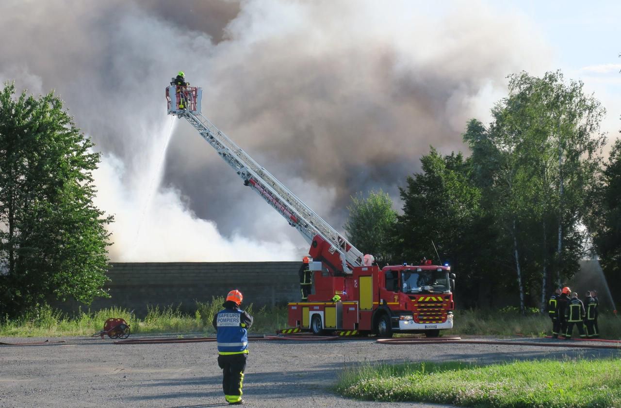 Seine-et-Marne : spectaculaire incendie dans une casse ...