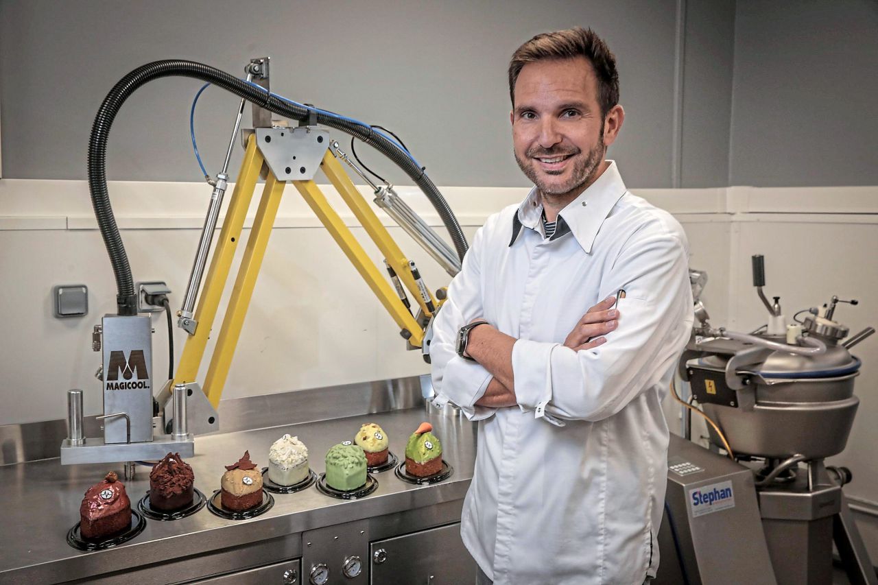 Un Chef Une Recette Le Gateaux Aux Noix De Christophe Michalak Le Parisien