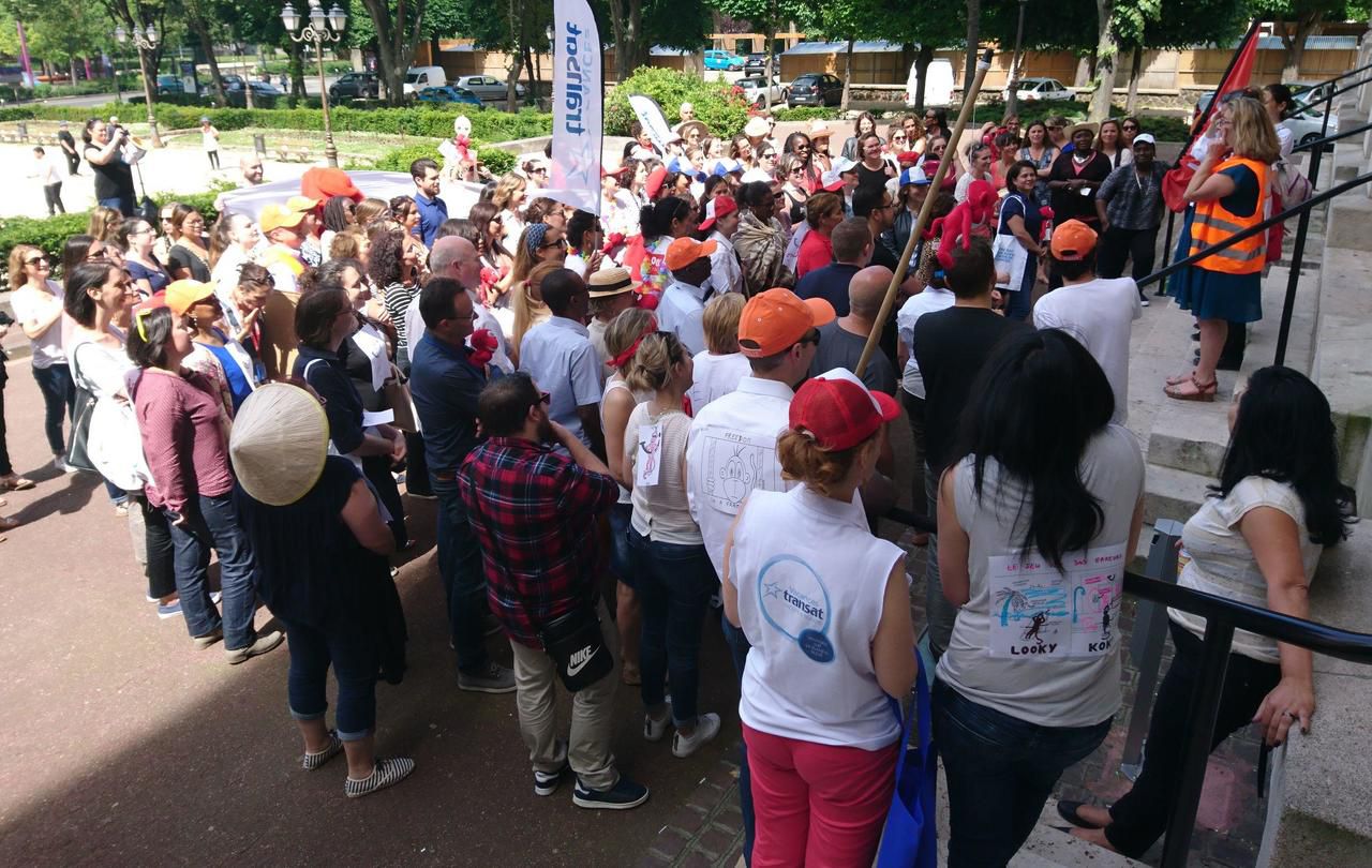 IvrysurSeine débrayage des salariés du voyagiste Transat Le Parisien