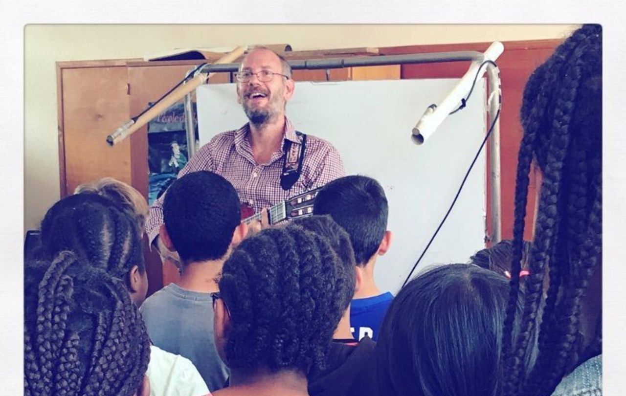 Thiais : l’école Schuman, berceau du dernier album du chanteur Merlot - Le Parisien