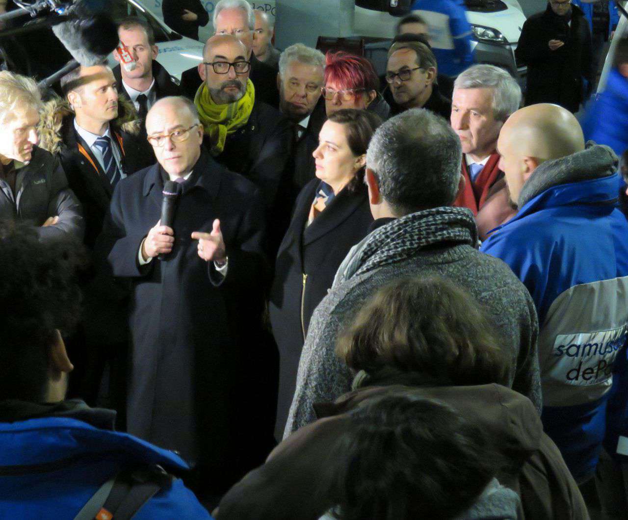 A Ivry, Cazeneuve salue les 150 salariés de la plateforme du Samu