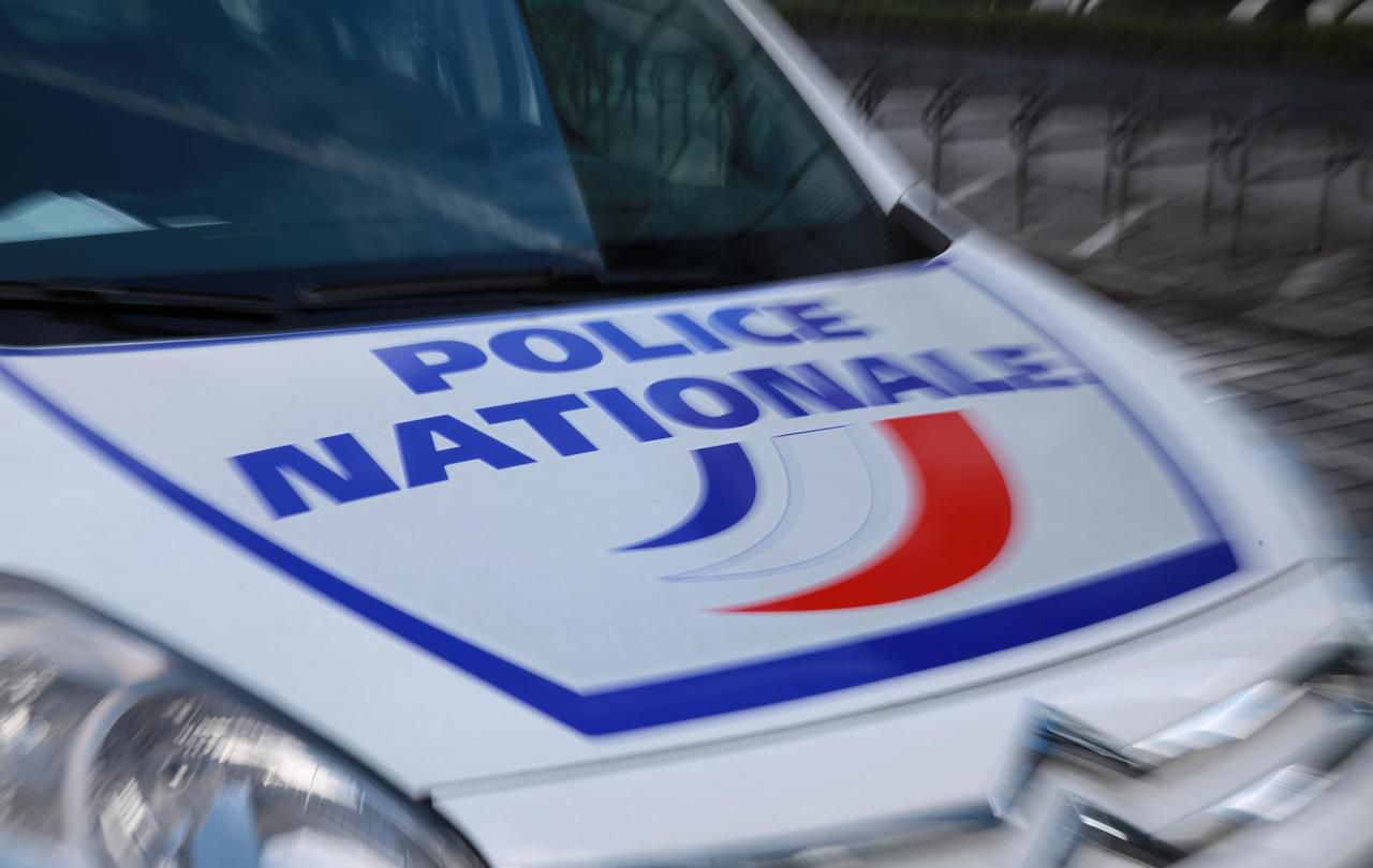 policiers demandent à une prostituée droguée