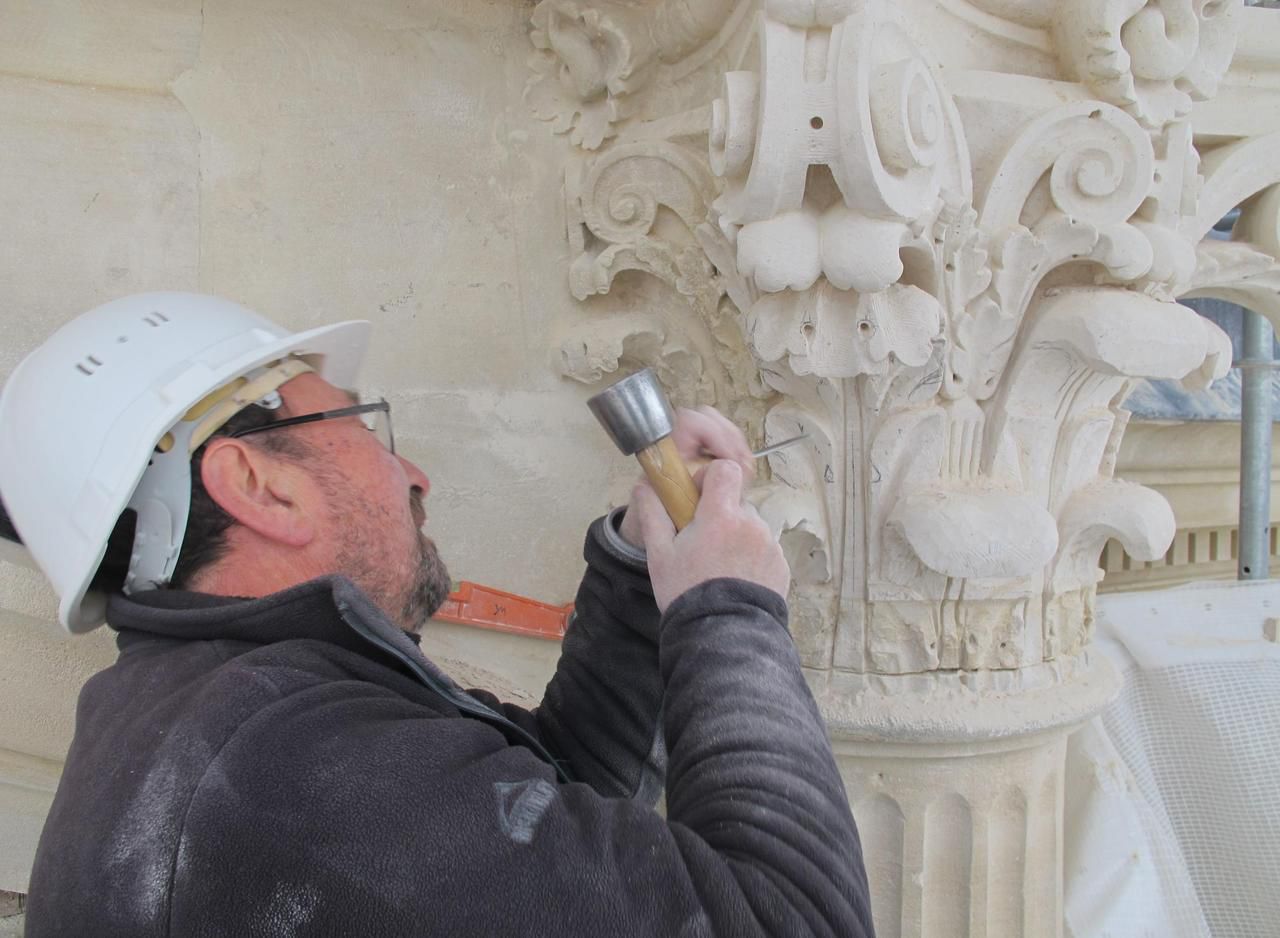 Clichy : des sculpteurs de pierre au chevet des façades de la mairie - Le Parisien