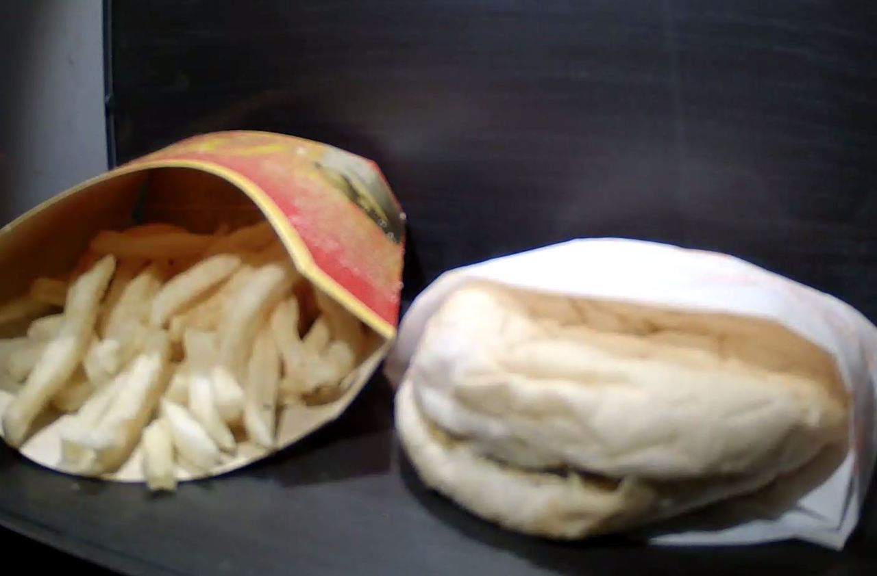 Des milliers d’internautes se passionnent pour la d’un burger périmé depuis 10 ans
