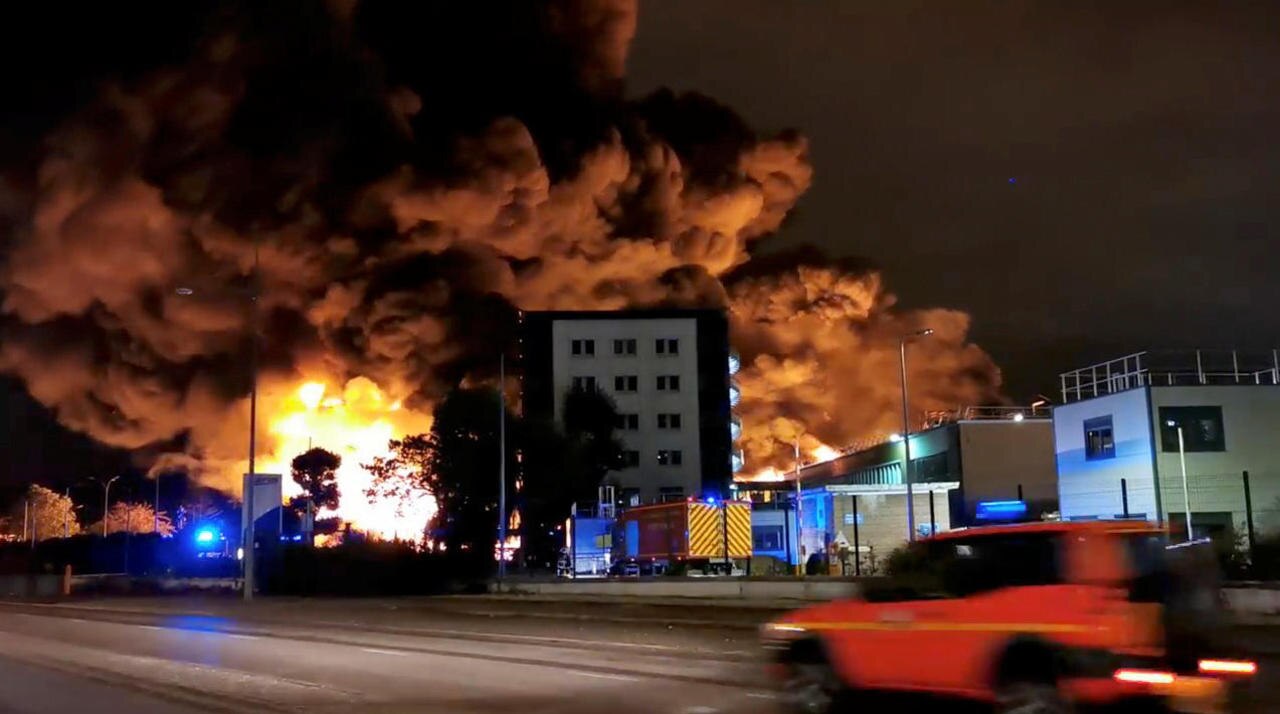 10 Photos De L Incendie Qui Ravage L Usine Lubrizol A Rouen Le Parisien 10 Photos De L Incendie Qui Ravage L Usine Lubrizol A Rouen Le Parisien