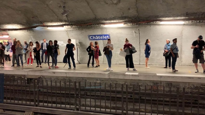 Photo Vintage Paris 1962 – Métro Gratuit, Grève, Station Montmartre, Tiraison 18x13 Cm