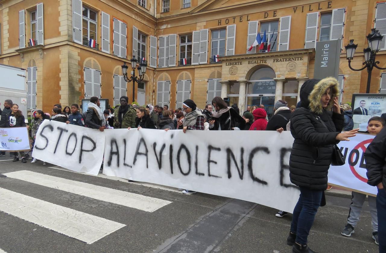 A Clichy-sous-Bois, une marche contre la violence après l’agression devant le lycée Alfred Nobel - Le Parisien