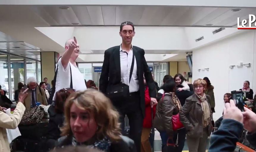 L'homme le plus grand du monde, Sultan Kösen, 2,51 m, accueilli à Orly ...