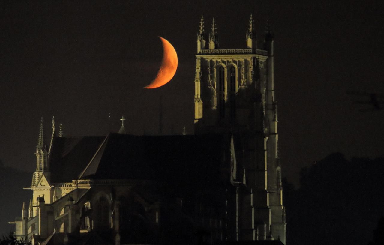 Le Vol De Nuit Saint Etienne Meaux : la cathédrale Saint-Etienne retient la nuit - Le Parisien