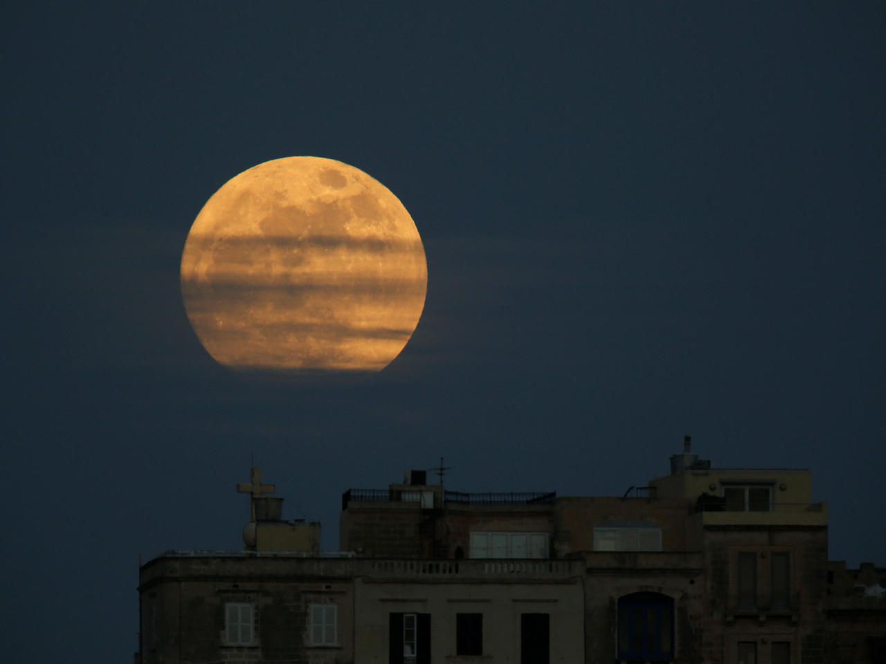 Pix Lune 1 Ville Les plus belles images de la première super lune de l'année - Le Parisien