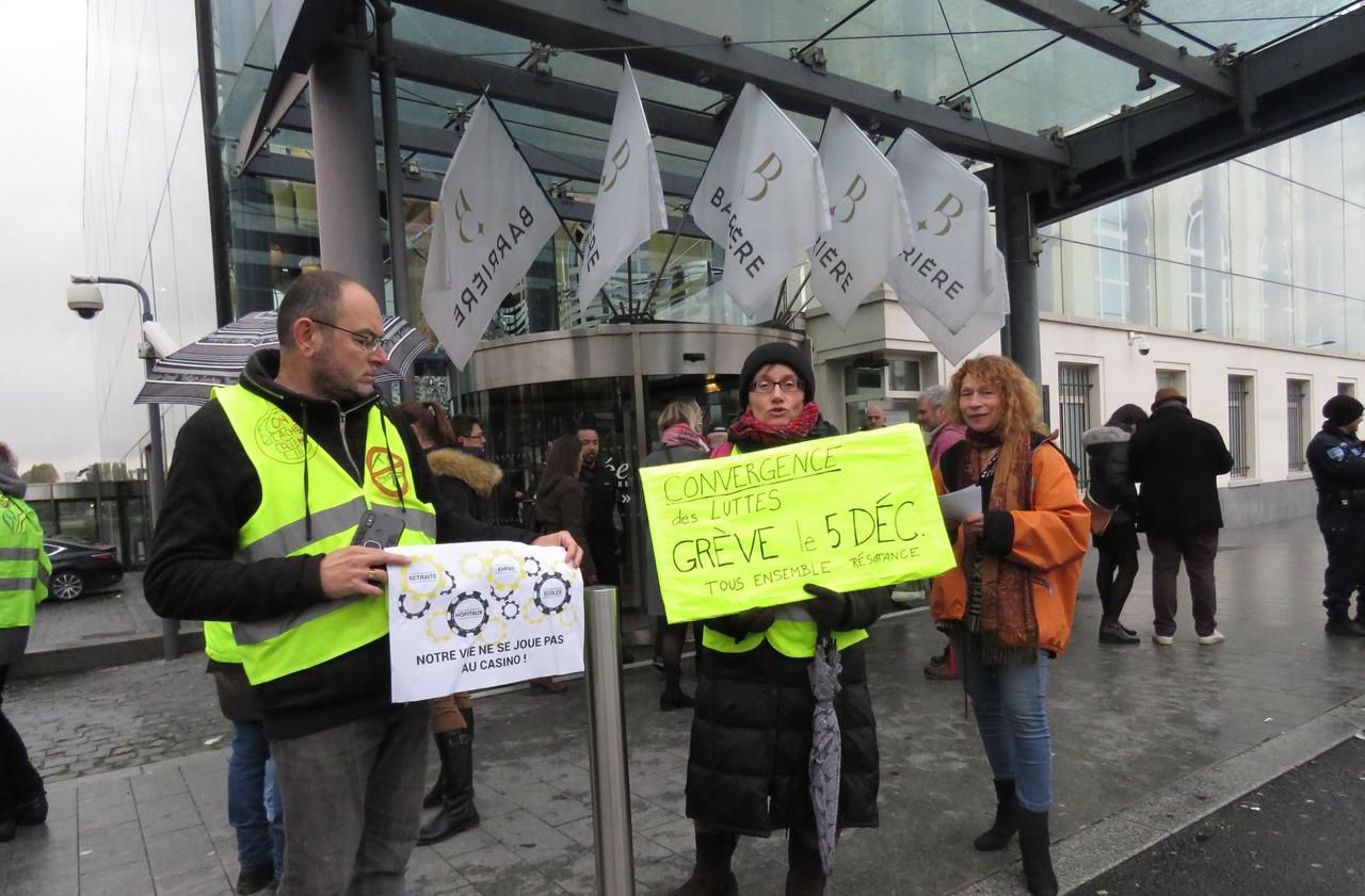 Les Gilets jaunes veulent convaincre devant le casino d’Enghien-les-Bains - Le Parisien