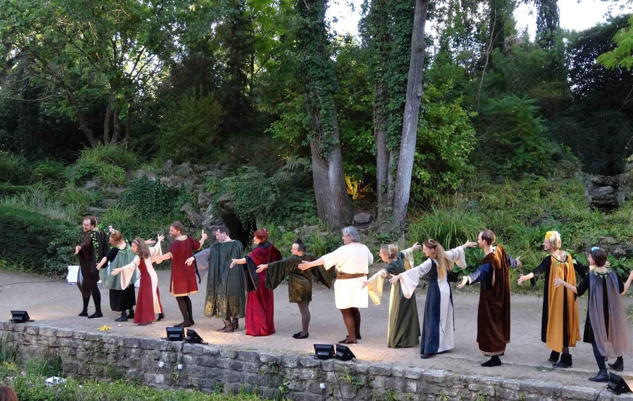 Théâtre en plein air à Paris Shakespeare and co côté jardin Le Parisien