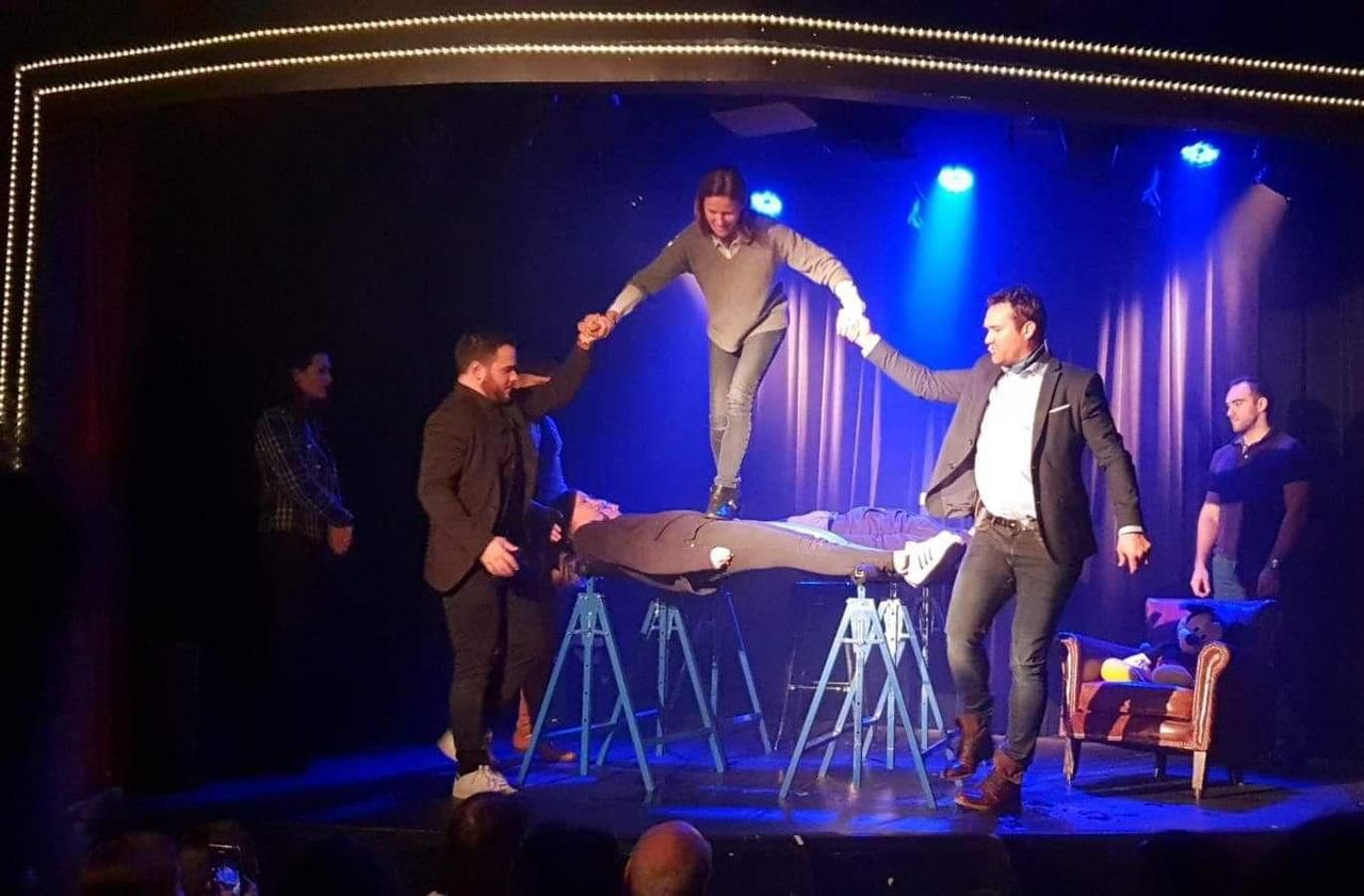 Fin D Une Pièce à Grand Spectacle Spectacle à Paris : ces Hypnotiseurs repoussent les limites - Le Parisien
